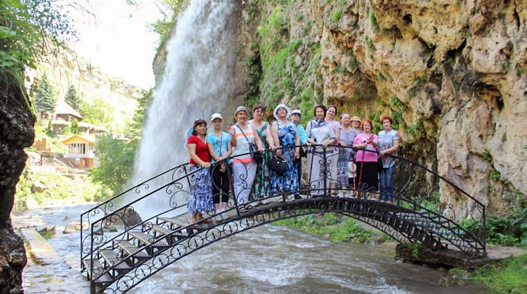 Экскурсия к Медовым водопадам отдыхающих санатория Родник в Кисловодске