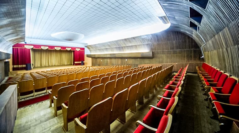 Общий вид киноконцертного зала санатория Родник в Кисловодске