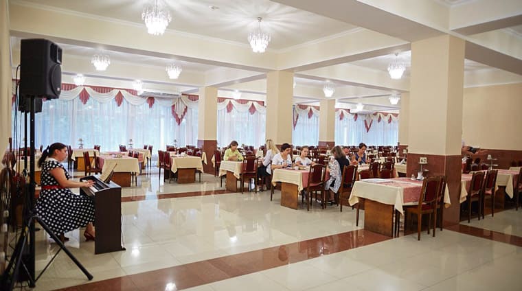 Легкая музыка во время приема пищи в обеденном зале ресторана санатория Родник. Кисловодск