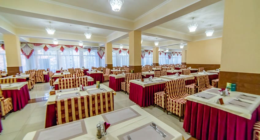 Обеденный зал ресторана санатория Родник города Кисловодска