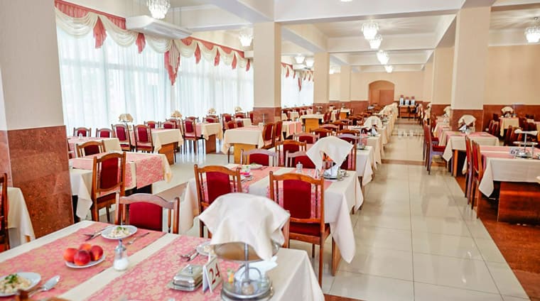 Общий вид обеденного зала ресторана на 330 мест санатория Родник в Кисловодске