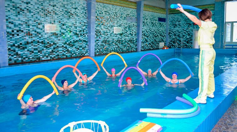 Занятия по аквааэробике в бассейне санатория Родник в Кисловодске