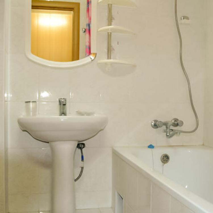 Совмещенный санузел с ванной в 2 местном 1 комнатном Экономе без балкона санатория Родник. Кисловодск