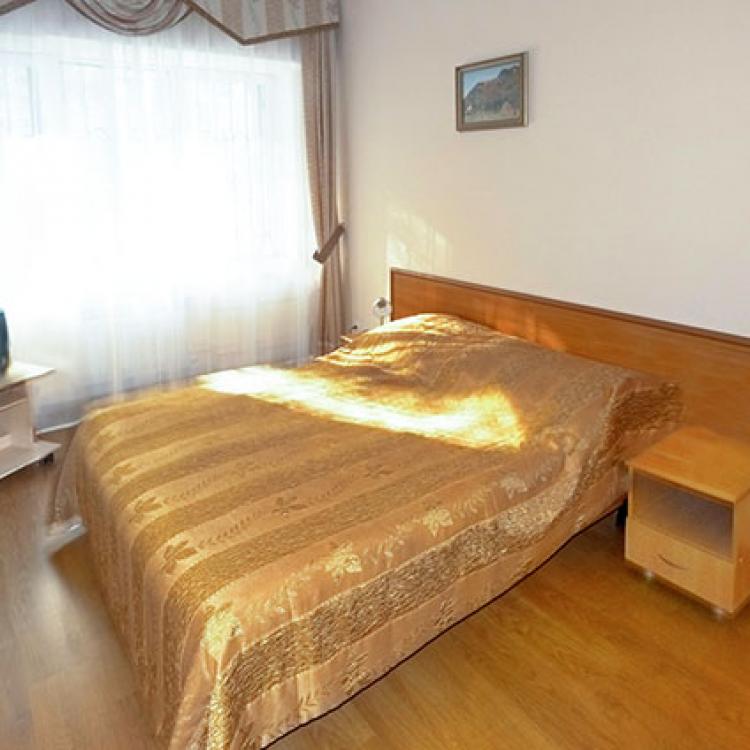 Спальная комната в 2 местном 2 комнатном Семейном без балкона санатория Родник в Кисловодске