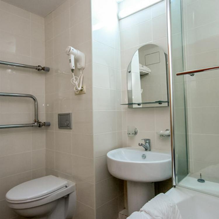 Совмещенный санузел с ванной в 2 местном 1 комнатном Улучшенном санатория Родник в Кисловодске