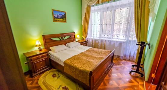 Спальня в 2 местном 3 комнатном Люксе с балконом санатория Родник в Кисловодске